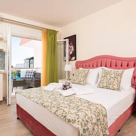 Stratos Deluxe Apartment *