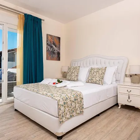 Stratos Deluxe Apartment