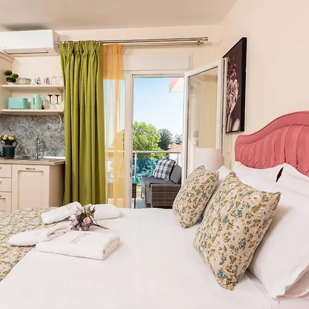 Stratos Deluxe Apartment
